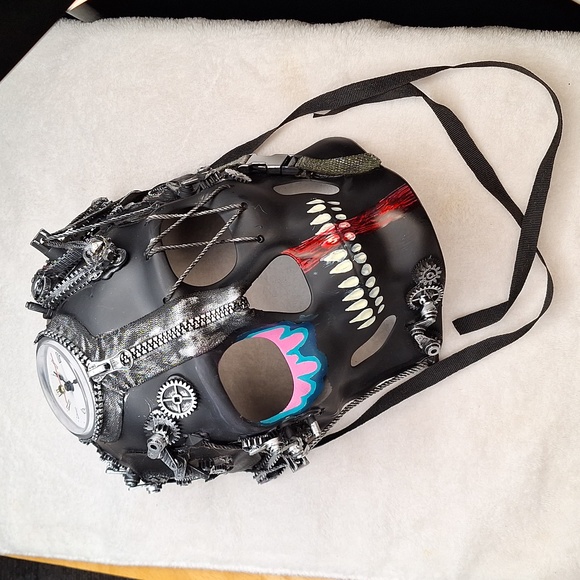Quartz Accessories - Steampunk cosplay/Halloween face mask (handpainted) with Quartz clock